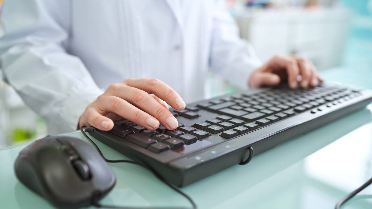 pharmacist-computer-summary