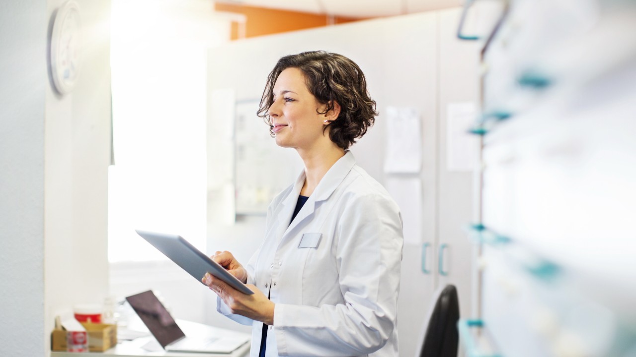 pharmacist-female-reading-1280